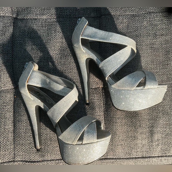 Shï Elegant Silver Sparkle Women's Platform Heels - Picture 2 of 4